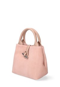 Sac à main en daim rose avec un design structuré, de courtes poignées en cuir et une fermeture à bascule métallique. Texture lisse et accents minimalistes.