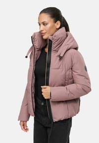 Padded roze jack met hoge kraag en zwarte rits. Heeft een glanzende textuur, een verstelbare capuchon en logo-details op de ritsband.