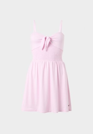 Lichtroze mouwloze jurk met dunne bandjes, een knoopdetail aan de voorkant, een geplooid middenstuk en een licht uitlopende rok.