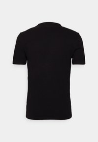 Camiseta negra de manga corta, hecha de tejido suave, con cuello redondo y un diseño sencillo sin patrones o acentos adicionales.