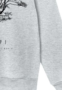 Grauer Sweatshirt mit einer schwarzen Silhouette eines Baumzweigs und teilweise schwachem Text unter dem Zweig auf der Vorderseite.