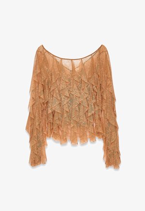 Doorzichtig bruinen kantblouse met gelaagde franjels en lange mouwen, voorzien van een brede bootnek en een bloemenkantpatroon.