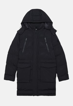 Abrigo acolchado negro con capucha, bolsillos en el pecho con cremallera y dos grandes bolsillos frontales, con una textura suave y un acabado ligeramente brillante.