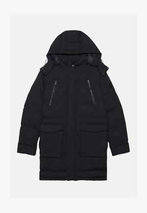 Fekete párnázott kabát kapucnival, cipzáras mellzsebekkel és két nagy elülső zsebbel, sima textúrával és enyhén fényes felülettel.