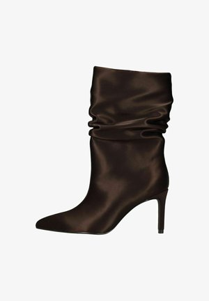 Bruine satijnen enklaarzen met eenslouchend ontwerp, puntige neus en een dunne hoge hak. Glad oppervlak met minimale details.