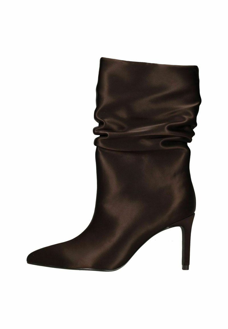 Bottine en satin marron avec un design froncé, bout pointu et un petit talon haut. Texture lisse avec un minimum de détails.