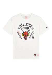 Camiseta blanca de algodón con un gráfico central que presenta una cabeza de demonio roja y el texto "HELLFIRE CLUB", acentuada por detalles en negro y amarillo.