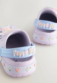 Lilla ja helesiniseid laste klotse lillede ja südame aktsentidega, millel on väljaulatuv "Peppa Pachi" rihm ja tekstureeritud tall.