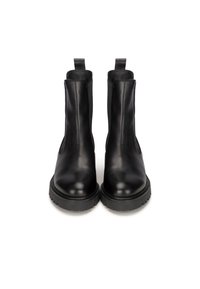 Botas de tobillo de cuero negro con paneles laterales elásticos, punta redonda y lengüetas texturizadas. Suela de goma negra resistente con un dibujo pronunciado.