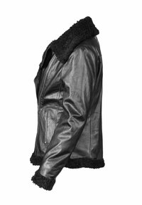 Musta nahkatakki, jossa on teksturoitu musta shearling-kaulus ja hihansuut, varustettuna vetoketjullisilla sivutaskuilla ja tiukalla siluetilla.