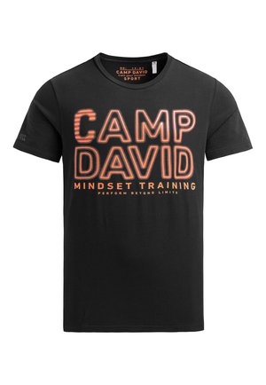 Schwarzes Baumwoll-T-Shirt mit Rundhalsausschnitt, versehen mit einem auffälligen orangefarbenen Druck "CAMP DAVID MINDSET TRAINING" und subtilen Logodetails auf dem Ärmel.