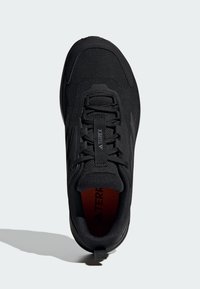 Basket noir avec une tige en mesh, des accents texturés et un col rembourré. Il présente un logo ton sur ton et un système de laçage. Semelle en caoutchouc pour une traction optimale.