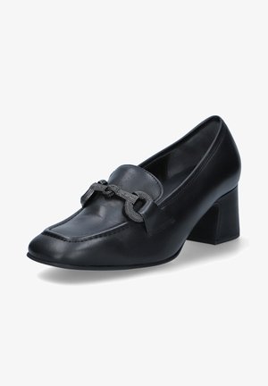 Talons en cuir noir avec un bout arrondi, détail de chaîne décorative sur le dessus, et un talon carré de hauteur intermédiaire. Texture lisse avec des accents de couture.