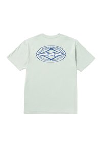 Lyse pastel grøn t-shirt med korte ærmer, der har et blåt grafisk logo på ryggen med teksten "Billabong Boardshorts" og "Siden nittenoghalvfjerds."