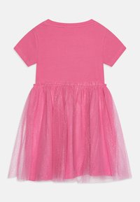 Ροζ φόρεμα με κοντομάνικο κορσέ και στρωματοποιημένη φούστα από τούλι, με λάμψεις, μαλακό ύφασμα και στρογγυλή λαιμόκοψη.