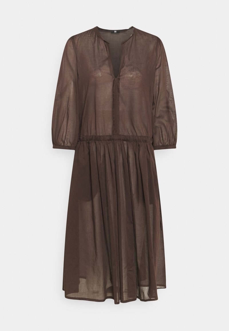 Robe midi marron transparente avec manches ballon trois-quarts, taille froncée et décolleté en V avec ouverture partielle à l'avant.