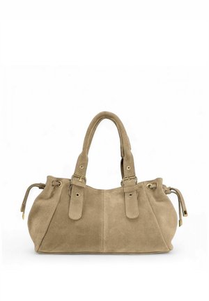Sac à main en suède beige avec des poignées doubles, des sangles à boucle réglables et des côtés à cordon de serrage sur fond blanc.
