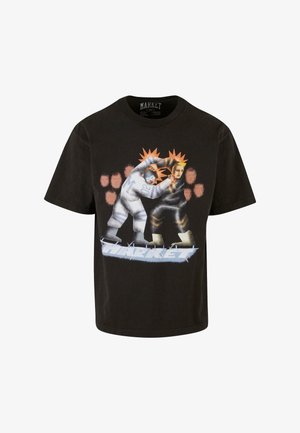 Fekete pamut póló, amelyen két stilizált figura birkózik narancssárga és kék kiemelésekkel. Az "MARKET" logó vastag betűkkel alatta.