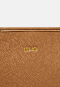 LIU JO TOTE SET - Käsilaukku - teddy