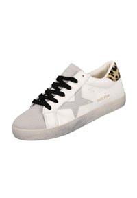 Zapatilla blanca con detalles en ante gris, cordones negros, diseño de estrella gris y detalle de talón con estampado de leopardo. Suela de goma texturizada.