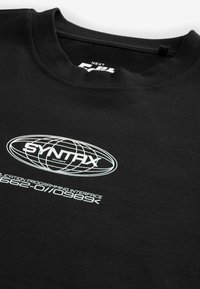 Next EDIT CROPPED FIT HEAVYWEIGHT GRAPHIC - Nyomott mintás póló - black