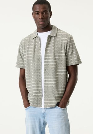 Kurzärmeliges Hemd mit Muster aus leichtem Stoff, mit horizontalen Streifen in gedämpftem Grün und Weiß, mit einem Button-Down-Kragen.