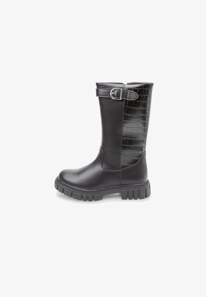 Črne škornje do kolen z gladkim prednjim delom in krokodiljem podobnim vzorcem na hrbtu. Dopolnjeni so z srebrno sponko in debelim podplatom.