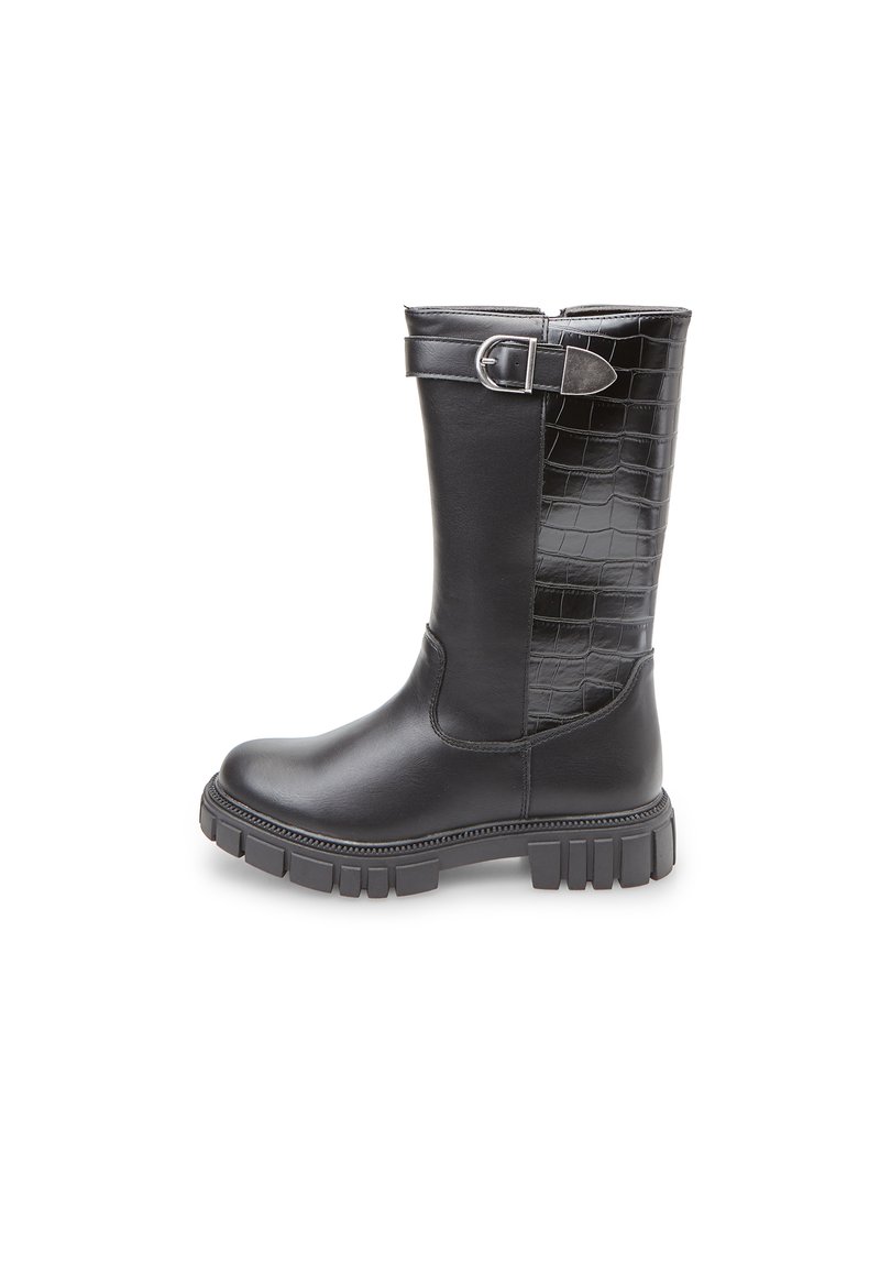 Černé vysoké koza�čky po kolena se hladkým předním dílem a kozí kůží vzoru krokodýla na zadní straně. Dokončeny stříbrnou sponou a robustní podrážkou.