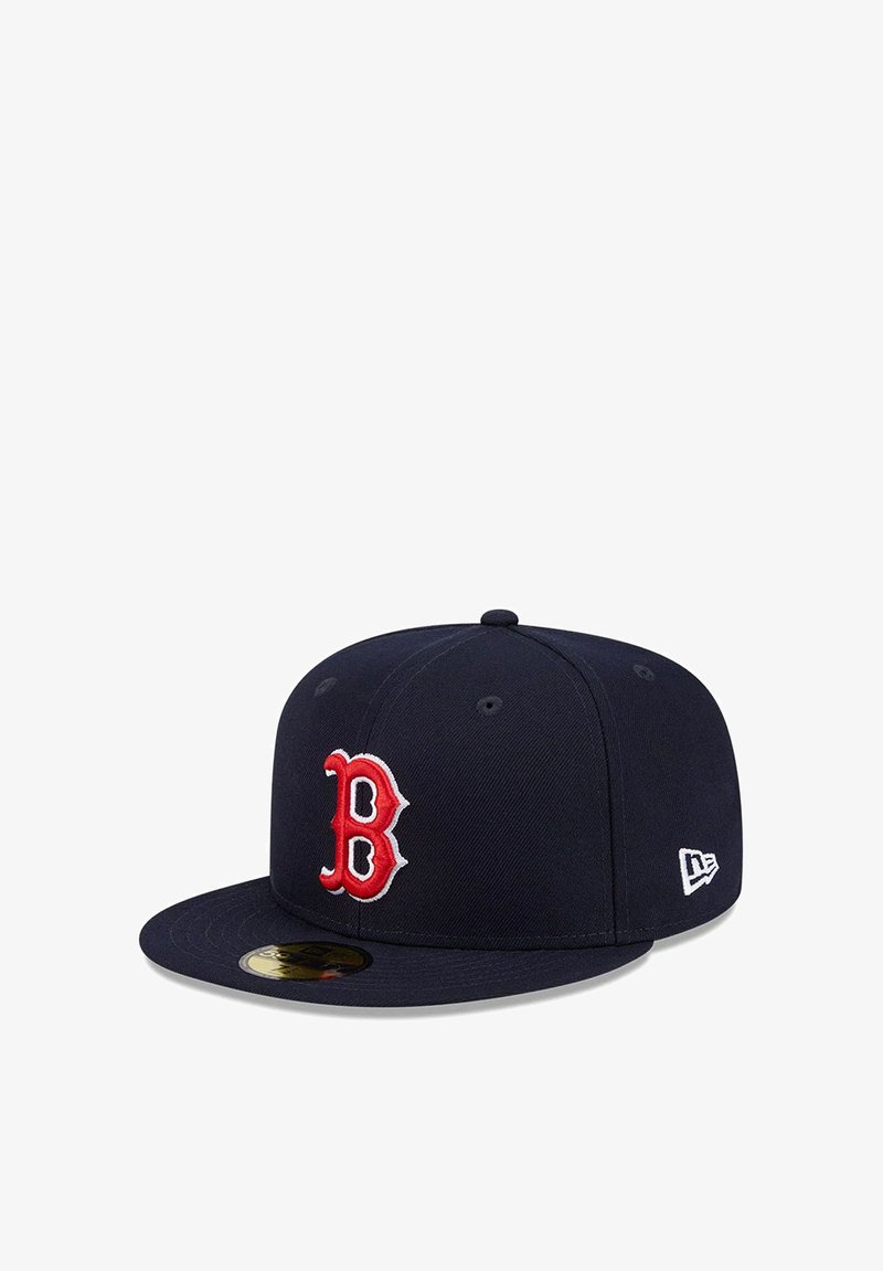 Gorra de béisbol azul marina con logo bordado en rojo de la letra "B". Diseño de visera plana, corona estructurada y textura de tela suave. El lado derecho presenta un parche con el logo.