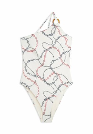 Bañador blanco de un solo hombro con patrón de cadena en rojo y gris y un anillo circular de carey en la tira.