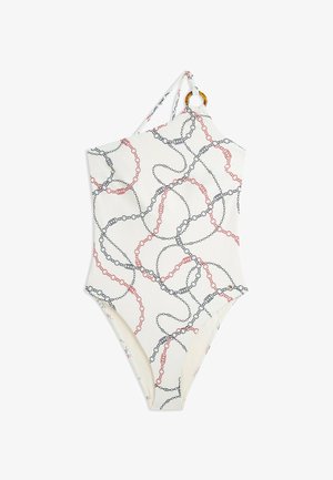 Bañador blanco de un solo hombro con patrón de cadena en rojo y gris y un anillo circular de carey en la tira.