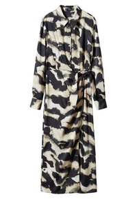 Robe à manches longues avec boutons, imprimé animalier abstrait en beige, noir et blanc, avec ceinture à nouer du côté droit.