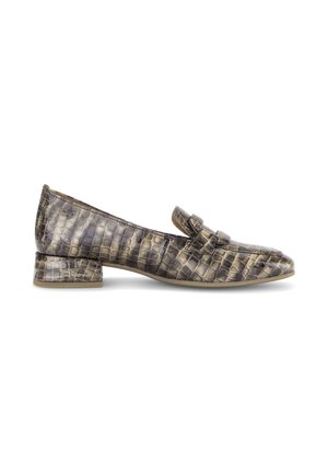 Mocasín de cuero marrón con estampado de cocodrilo, tacón bajo cuadrado y detalle de ranura para penique, mostrado de perfil sobre fondo blanco.
