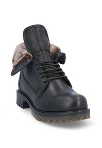 Bota de cuero negra con un suave collar de piel sintética marrón claro, diseño de cordones y una suela rugosa y texturizada. Presenta una puntera redonda y ojales de metal.