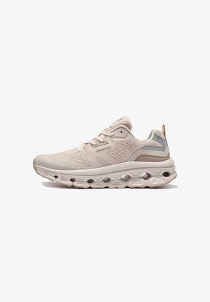 Zapatilla deportiva beige con parte superior de malla, suela acolchada con cortes hexagonales y cierre de cordones.