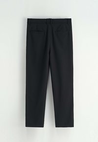 Pantalons noirs à jambe droite avec passants de ceinture et deux poches passepoilées au dos, présentés sur un fond clair uni.