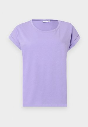 Lilla T-skjorte med kort erme laget av myk bomull. Har rund hals, rullede ermer og en avslappet passform. Enklere design uten mønstre.