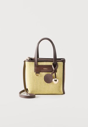 Piccola borsa rettangolare intrecciata in paglia con manici in pelle marrone scuro, rifiniture e tracolla staccabile, decorata con etichetta rotonda in pelle e ciondolo in metallo.