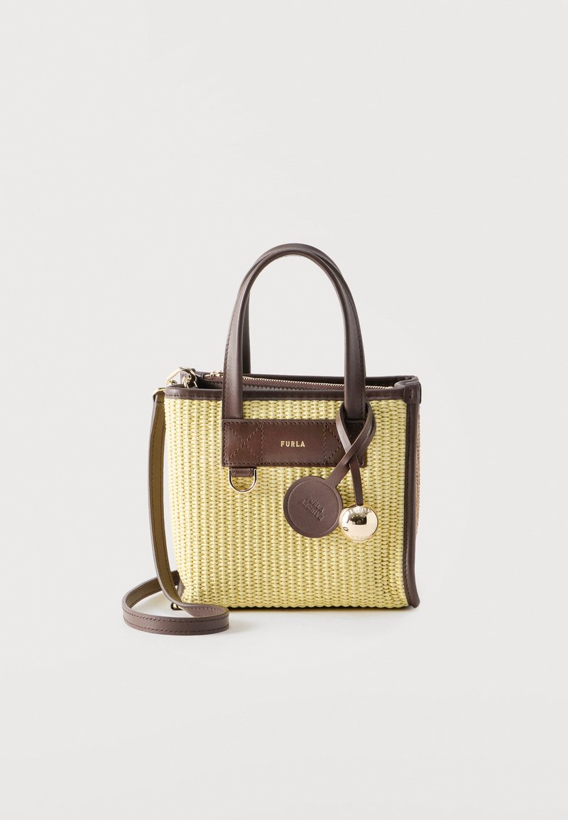 Μικρή ορθογώνια υφασμένη τσάντα από άχυρο με χειρολαβές από σκούρο καφέ δέρμα, διακόσμηση και αφαιρούμενο λουρί ώμου, διακοσμημένη με στρογγυλή δερμάτινη ταμπέλα και μεταλλικό φυλαχτό.