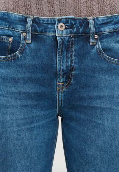 Jeans in denim blu con un design classico a cinque tasche, caratterizzati da cuciture a contrasto e una chiusura con bottone in vita. Tessuto morbido.