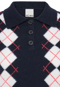 Pull bleu marine avec motif losange blanc et rouge, boutons noirs et col. Étiquette de marque "ICHI" visible au niveau du cou.