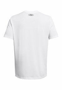 Witte katoenen t-shirt met korte mouwen, voorzien van een ronde hals en een klein zwart logo op de bovenrug. Gladde textuur, standaard pasvorm.