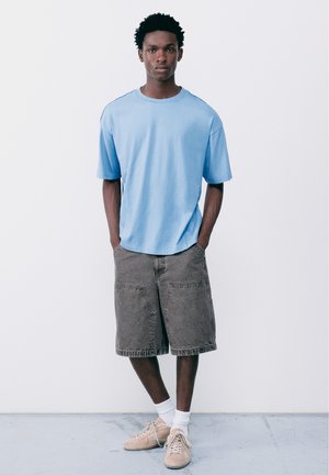 PULL&BEAR, RELAXED FIT WITH SLOGAN AND OVERLOCK SEAMS - T-SHIRT - T-shirt basique - blue