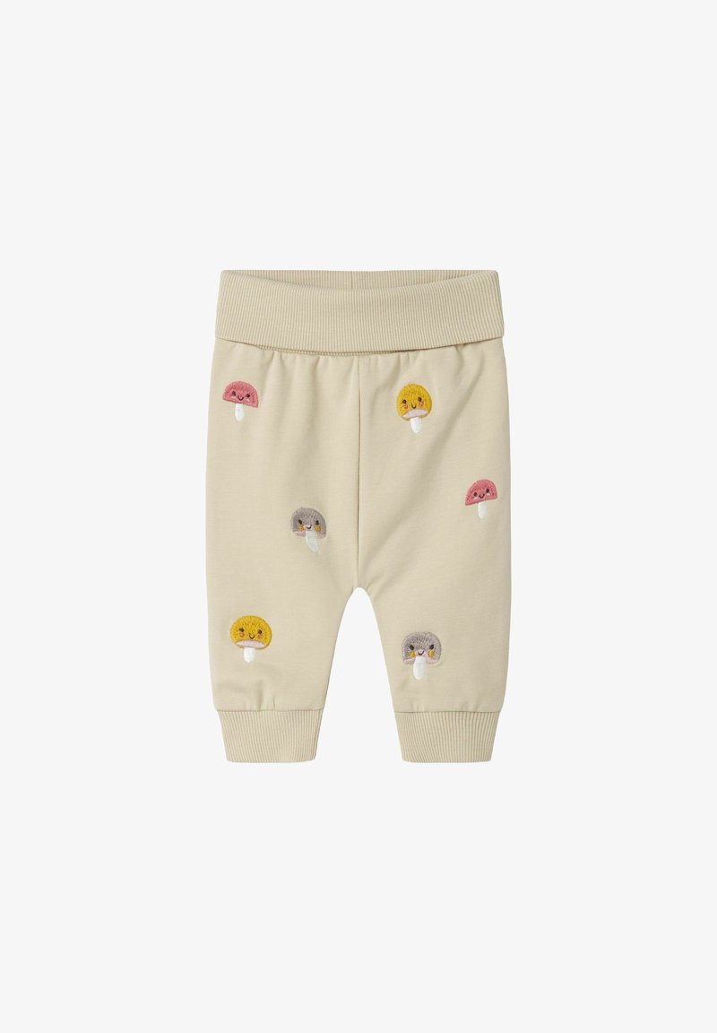 Beżowe spodnie dla malucha z ryflowanym paskiem w talii i mankietami, ozdobione haftowanymi uśmiechniętymi grzybami w kolorach żółtym, różowym i szarym.
