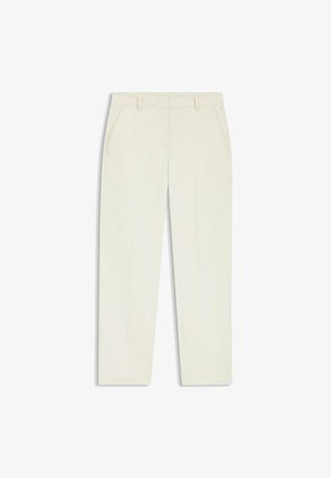 Pantalon droit couleur crème avec passants pour ceinture, poches latérales et détails de plis à l'avant, présenté à plat sur un fond blanc.