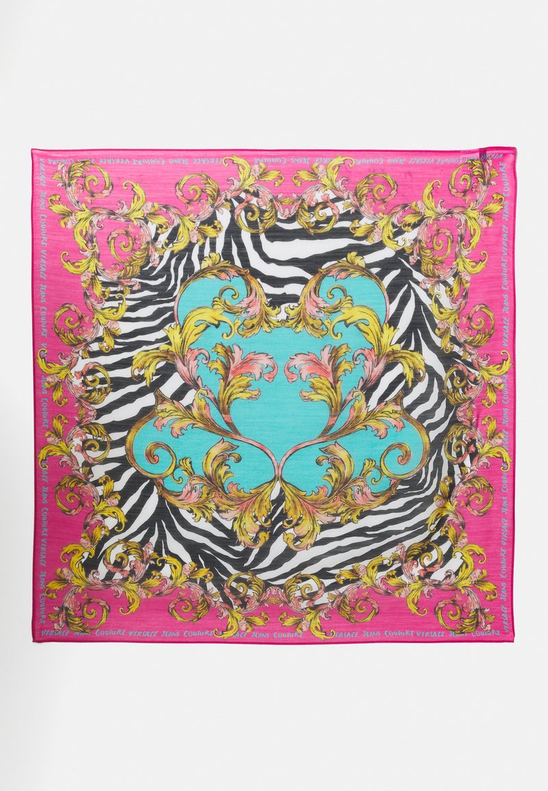 Τετράγωνο μεταξωτό μαντήλι με κέντρο σε σχέδιο ζέβρας, περιτριγυρισμένο από λουλουδάτα μοτίβα σε ροζ, τιρκουάζ και χρυσές λεπτομέρειες. Οι άκρες είναι ροζ με κείμενο.