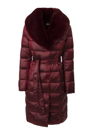 Largo abrigo burdeos acolchado con gran cuello de pelo y cinturón a juego atado a la cintura, con cierre de botones y mangas largas.