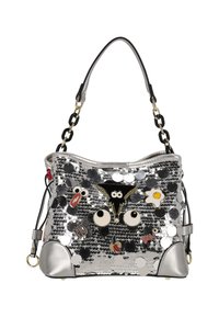 Torebka z cekinami w srebrnym kolorze z czarnymi i czerwonymi akcentami, o zaokrąglonym kształcie i wieloma ozdobnymi naszywkami na przodzie.
