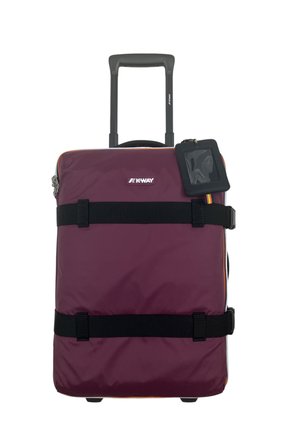 Valigia compatta bordeaux con ruote, cinghie nere, manico esteso e porta identificativo nero attaccato, su sfondo bianco.