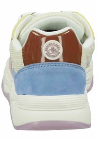 Sneaker mit einem oberen Teil aus blauen Wildleder, braunen Lacklederakzenten, Mesh-Details und einer weißen Sohle. Mit einem runden Logo an der Ferse.